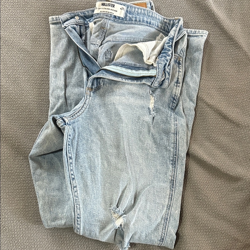 Hollister Curvy High Rise Mom Faded Blue Jeans